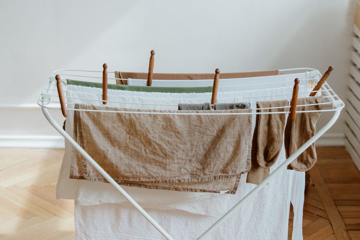 Як швидко висушити одяг після прання — лайфхак від блогерки з США. Проста хитрість.
