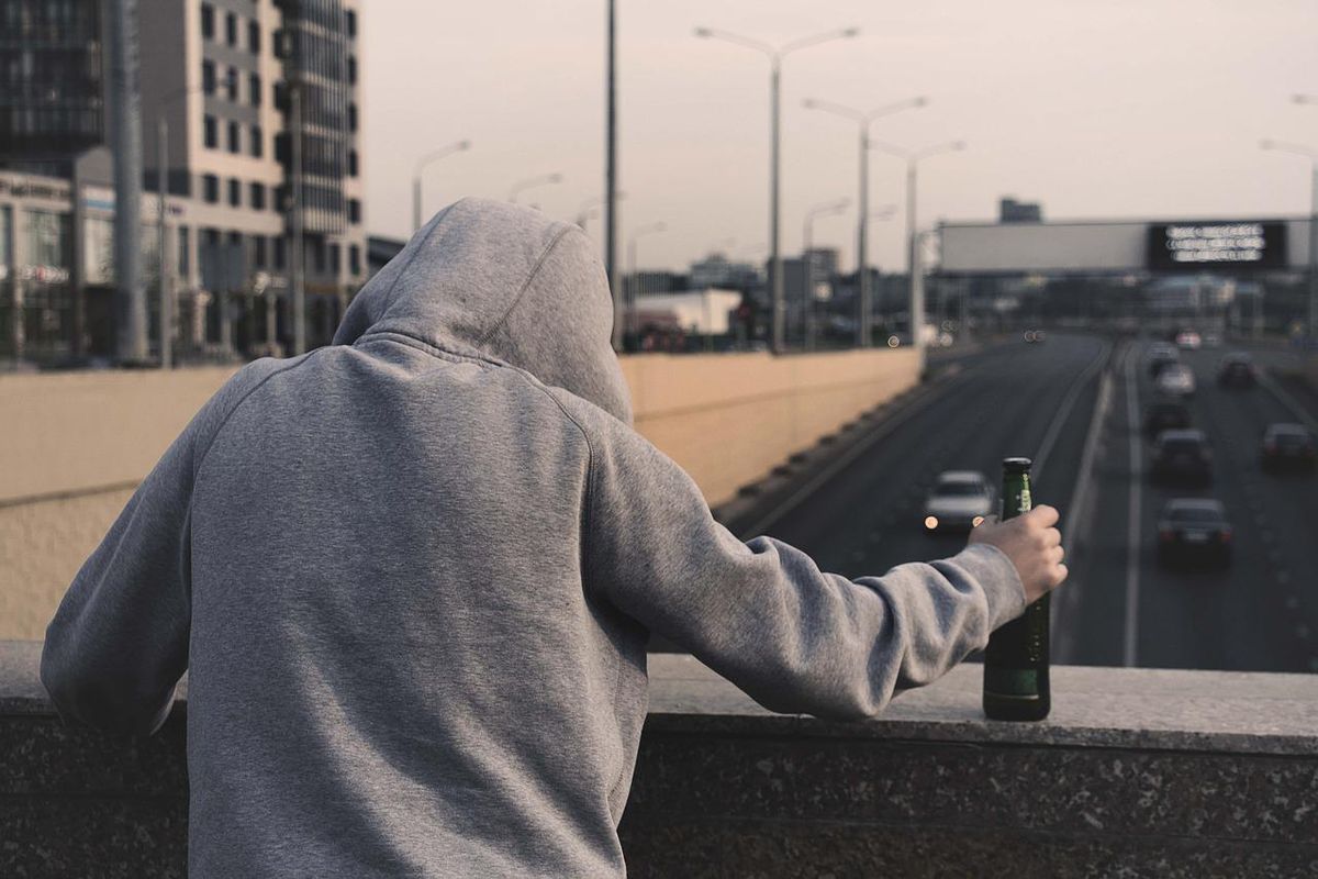 9 ознак того, що алкоголю у вашому житті стало забагато. У цьому матеріалі ми зібрали основні ознаки залежності від алкоголю.