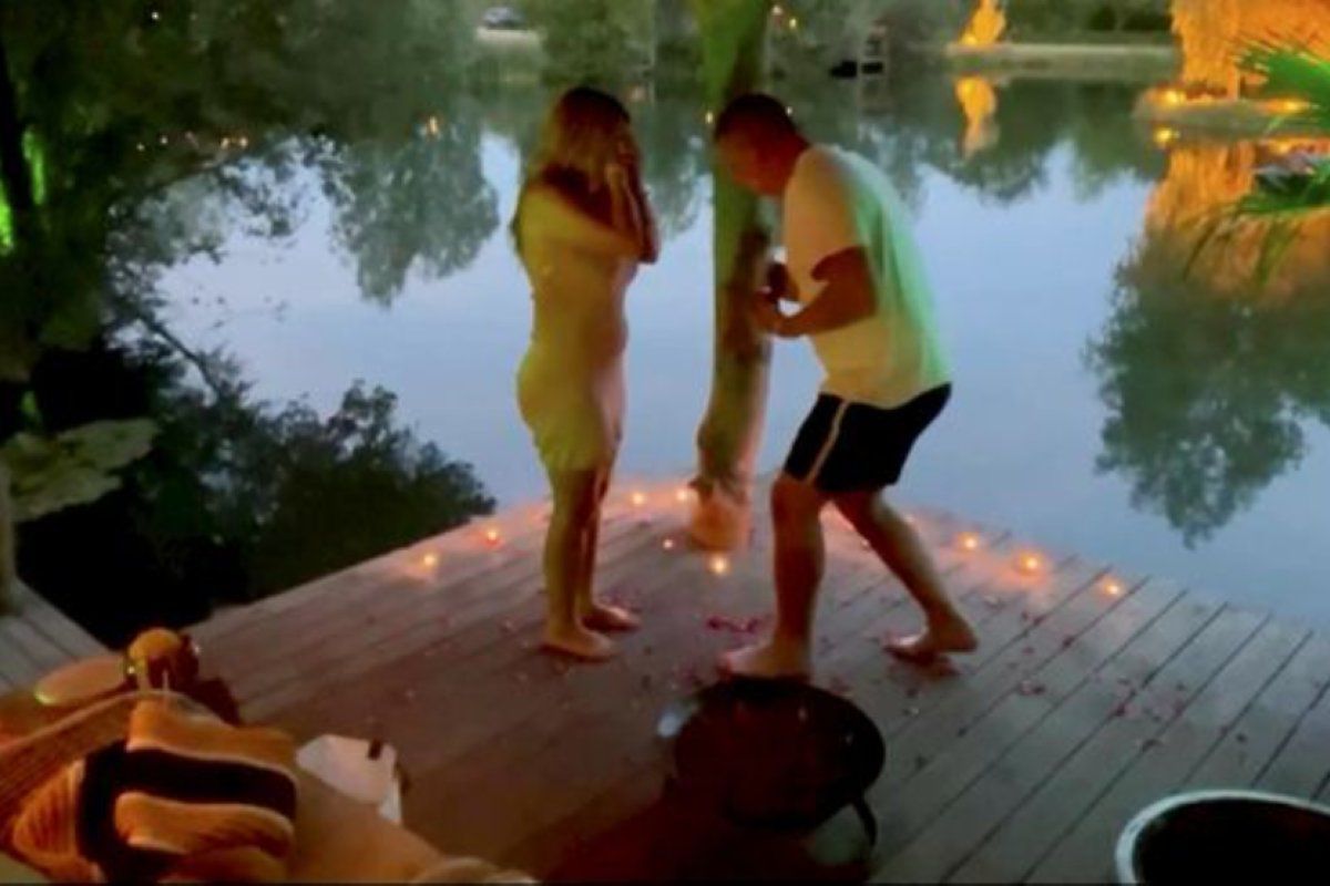 Чоловік, роблячи пропозицію дівчині, впустив в озеро обручку вартістю 1200 доларів. Романтичний вечір швидко перетворився на драму.