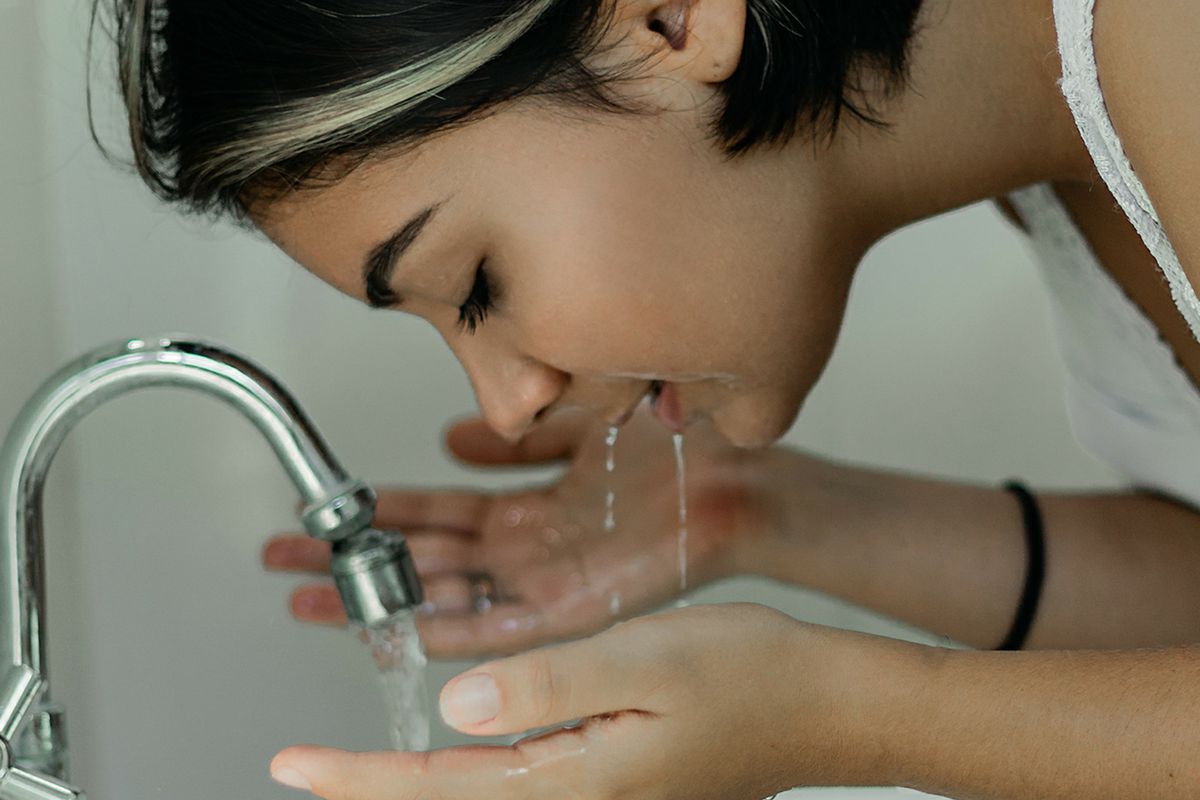 Косметологи розповіли, як правильно вмиватися водою без спеціалізованих засобів. Як ефективно очистити обличчя.
