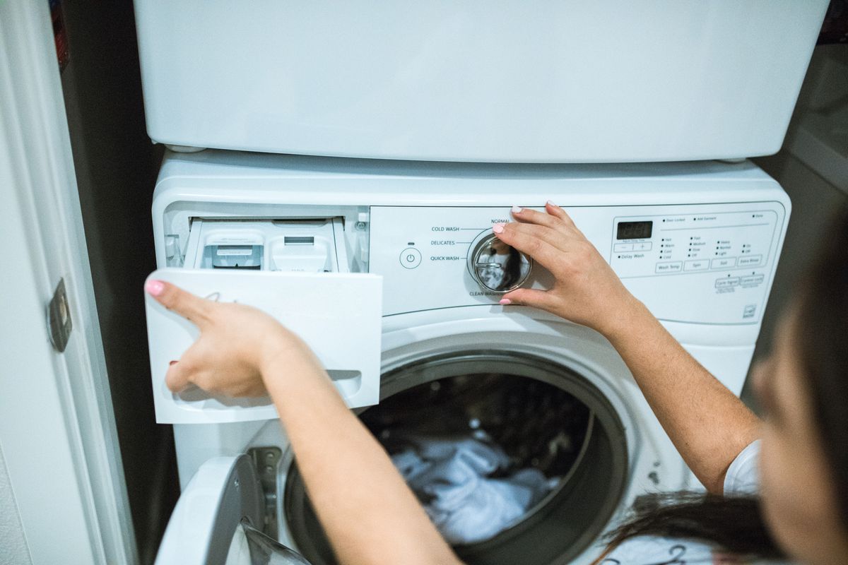Чому фахівці радять не економити і купувати більш дорожчу пральну машину. Основні переваги такої покупки.