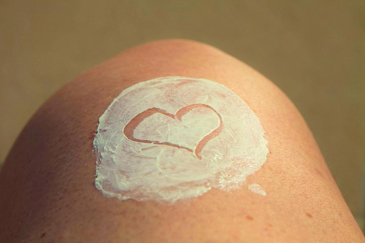 Дерматологи назвали 5 неявних ознак раку шкіри. Влітку слід бути особливо уважними, перебуваючи тривалий час на сонці.