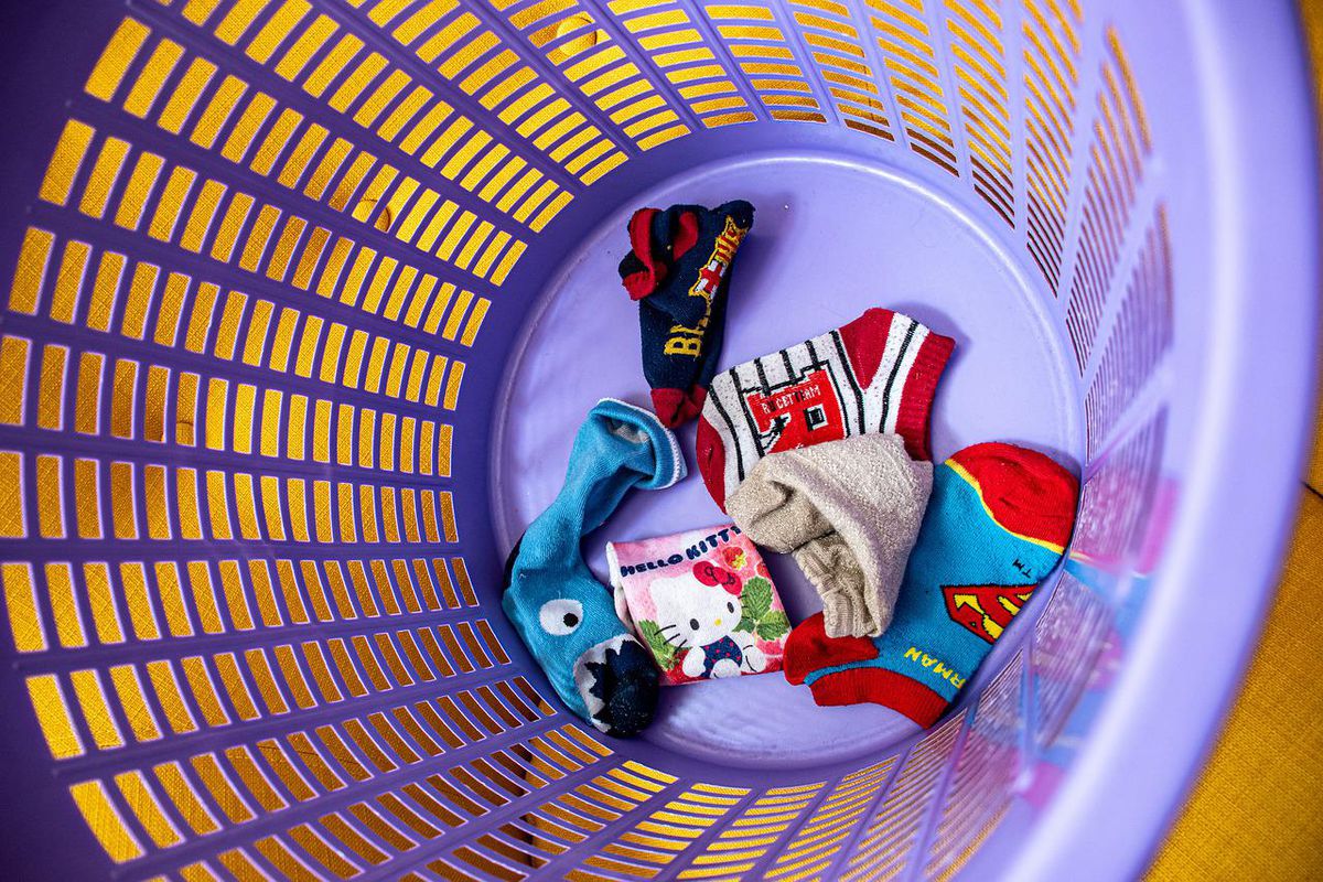 Прання шкарпеток без втрат: куди діваються шкарпетки з пральної машини і як цього уникнути. Лайфхаки для прання одягу.