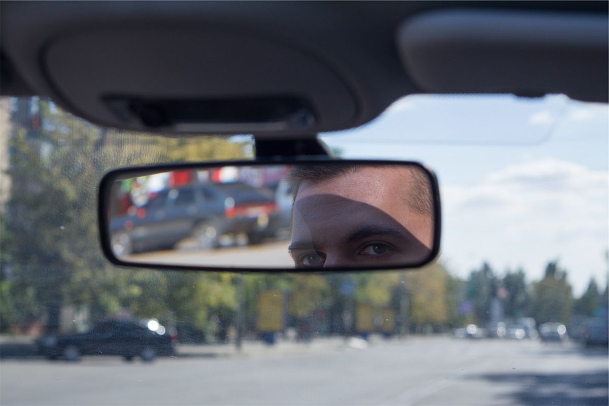 Маленький секрет, який ховається в автомобільному дзеркалі заднього виду. Багато водіїв не знають про цей простий лайфхак.