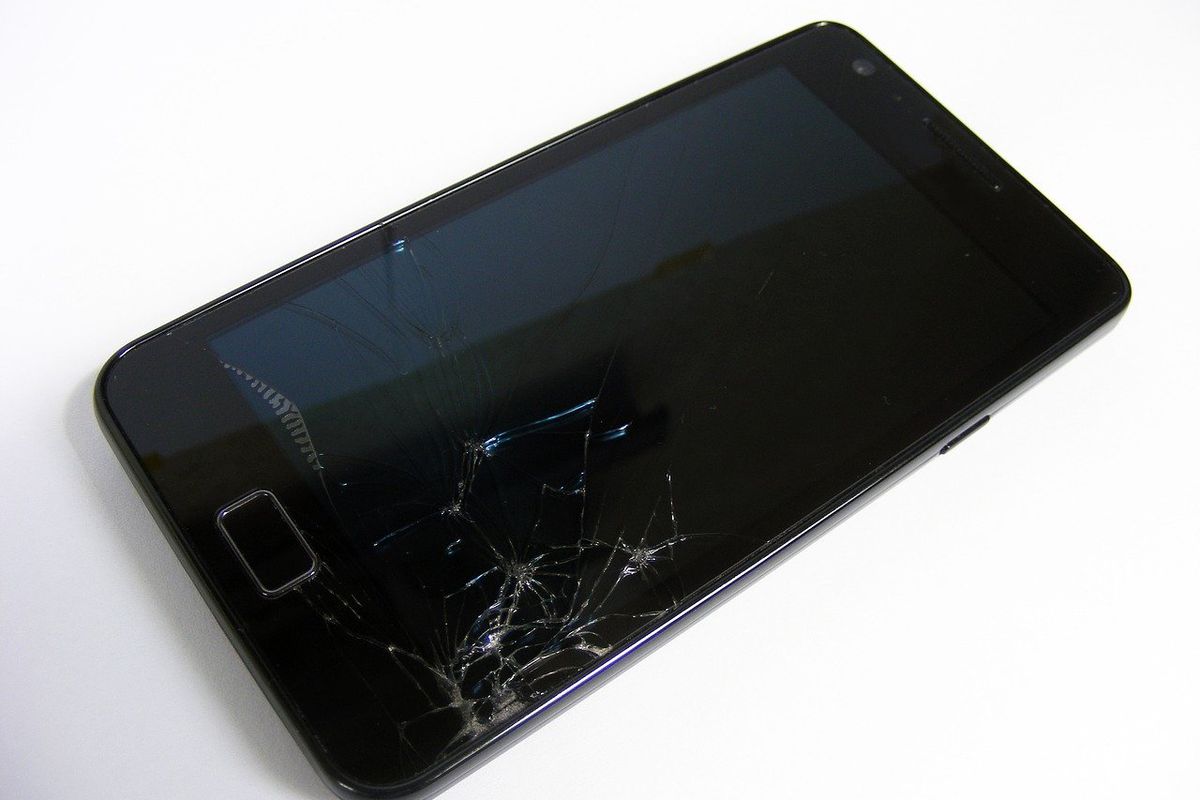 Смартфон з розбитим екраном: чому ним не варто користуватися. Багато хто про це не знає.