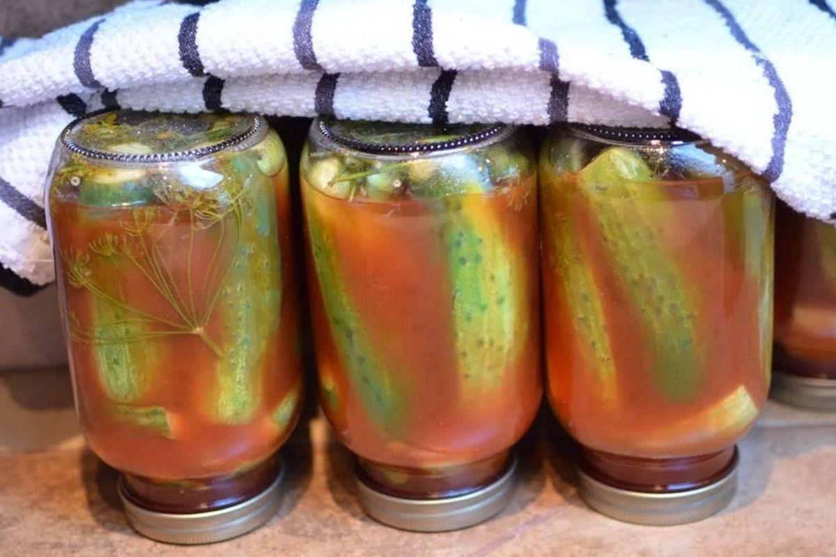 Рецепт хрустких огірочків з кетчупом — неймовірна смакота. Виходять дуже хрусткими і гостренькими.