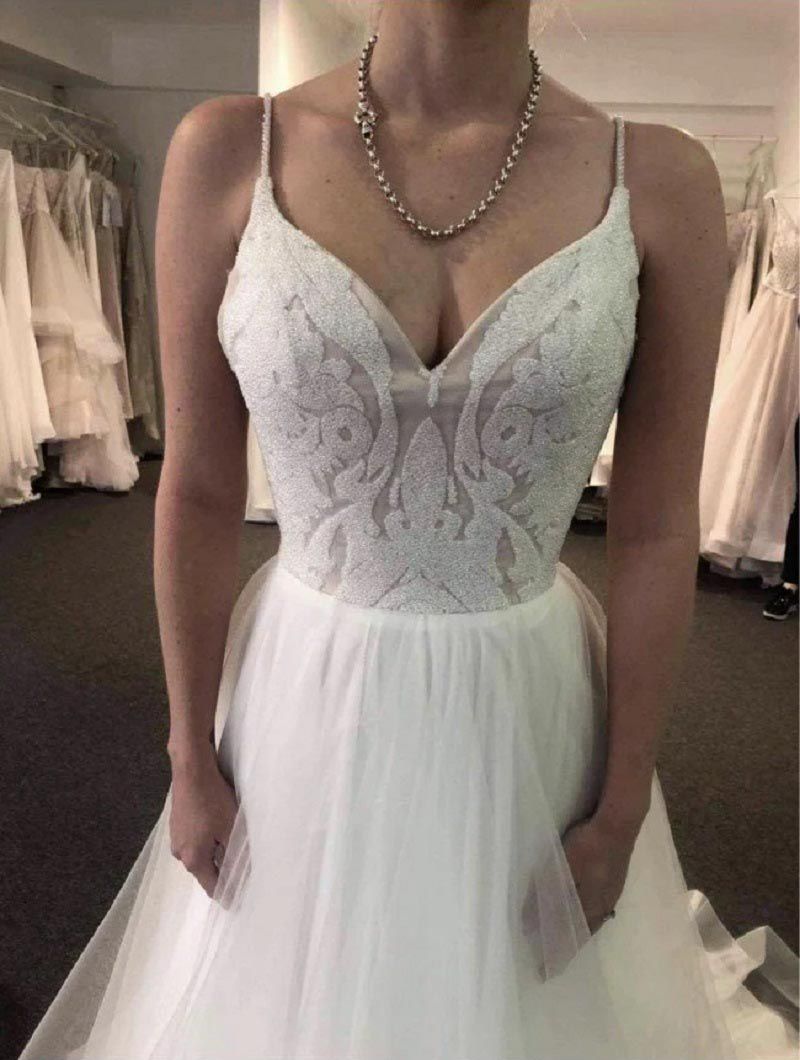 Жінка показала весільну сукню, однак фотографія викликала у людей істерику — а ви розумієте, чому?. Оптична ілюзія з весільним платтям.
