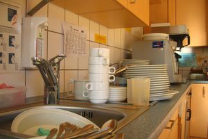 Чому мити посуд руками для жінки дуже важливо
