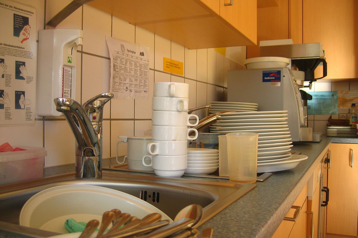 Чому мити посуд руками для жінки дуже важливо. Мити посуд — не просто домашня робота….