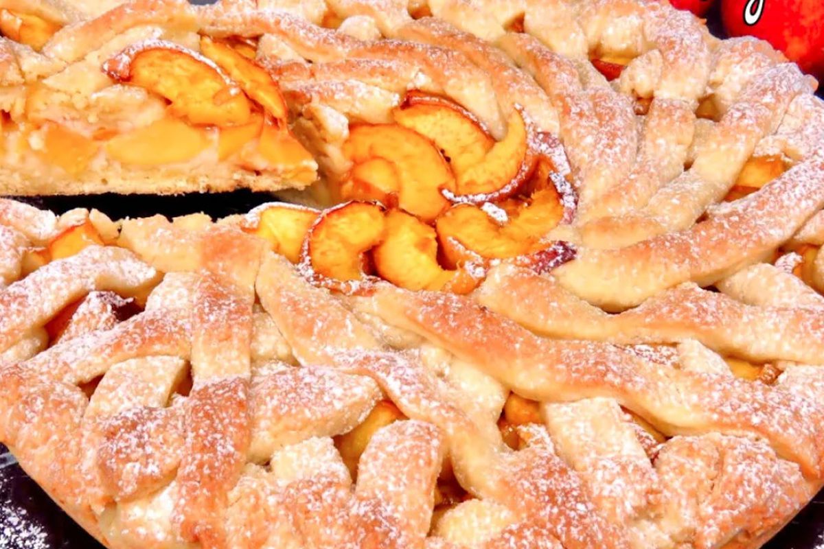 Неймовірно ароматний і дуже красивий персиковий пиріг-обов'язковий десерт для цього літа. Поєднання пісочного тіста і соковитих ароматних персиків просто ідеально.