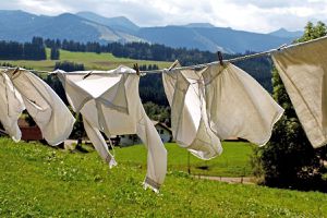 Прості способи висушити одяг після прання, якщо терміново потрібно