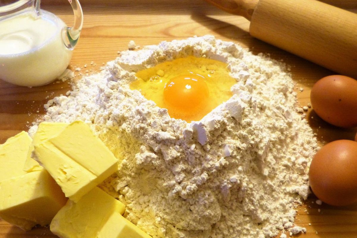 Як правильно додавати курячі яйця в тісто, щоб випічка не втратила об'єм. Секрети кондитерів.