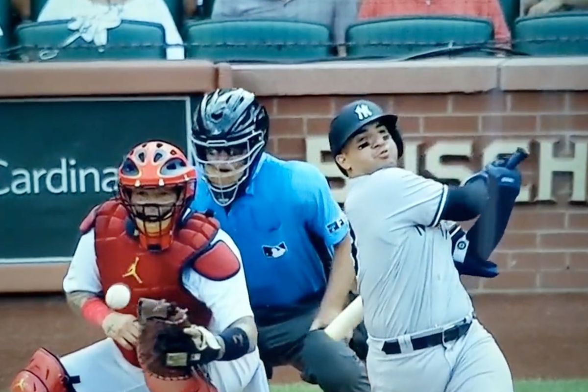 Під час бейсбольного матчу м'яч влучив у маску судді ледь не відправивши його у нокаут. Бейсбольний суддя Ед Хікокс зустрівся з м'ячем обличчям до обличчя в буквальному сенсі.