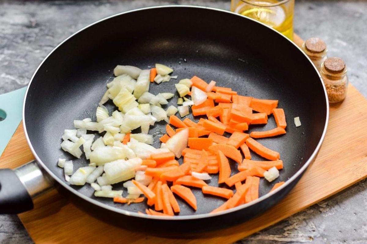 Як готують засмажку: що обсмажують в першу чергу — цибулю чи моркву. Секрети приготування пасеровки.