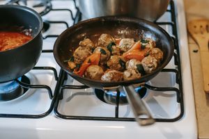 Кухонний лайфхак — що можна використовувати замість кришки для сковороди