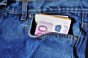 Чому не можна носити гроші в кишені: прикмети і забобони