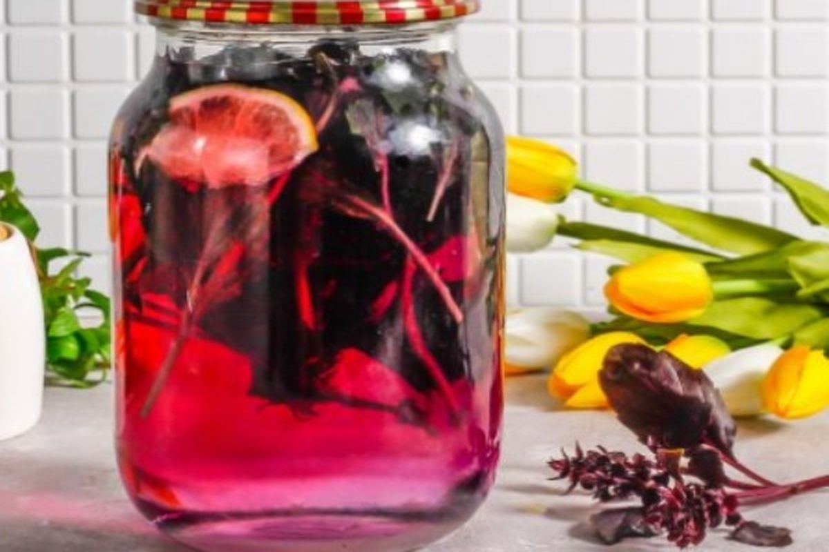 Корисний напій з 3х інгредієнтів для зміцнення імунітету в сезон застуд. Підготуйтеся до сезону застуд заздалегідь, заготовивши цей чудовий вітамінний напій на основі фіолетового базиліка.
