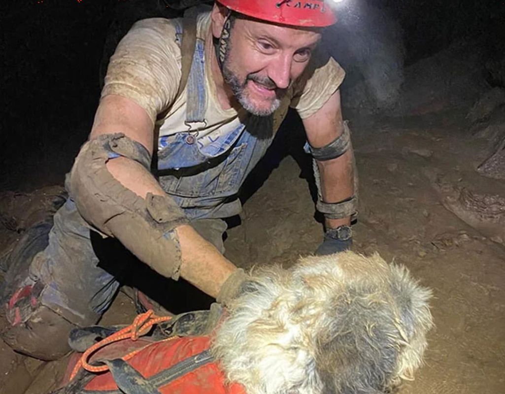 Господар загубив собаку, а через 2 місяці її знайшли спелеологи на глибині 152 м під землею. Коли вже не було ніякої надії...