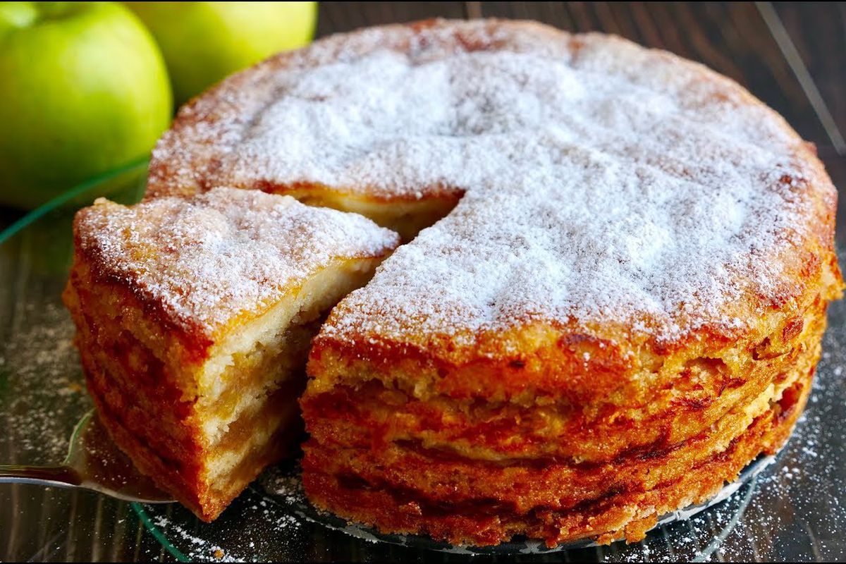 Насипний пиріг з яблуками — навіть не потрібно місити тісто. Соковитий, м'який і розсипчастий всередині і з хрусткою скоринкою зовні.