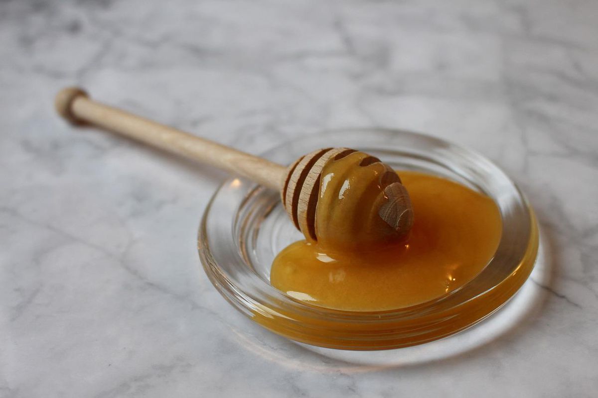 Як відрізнити якісний мед від підробки — робочі домашні способи покажуть справжню картину. Сьогодні на ринку, на жаль, чимало підробок меду.