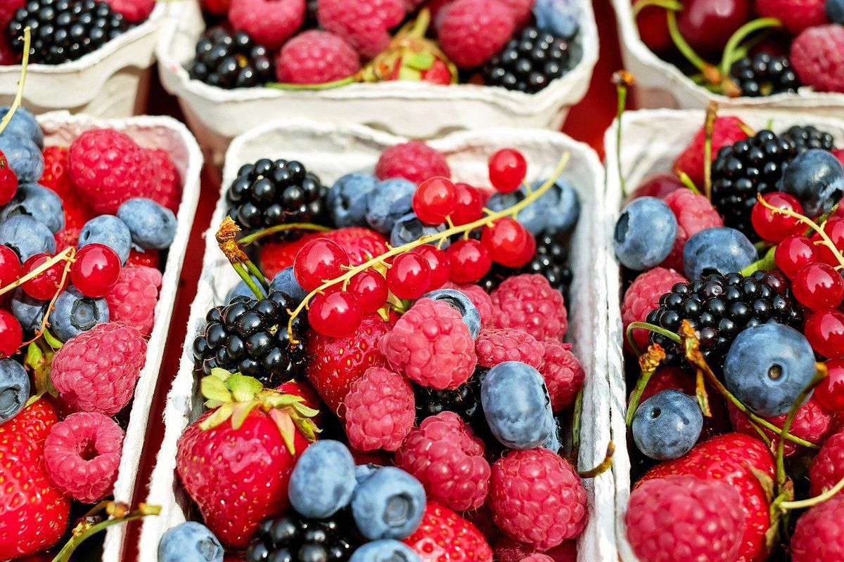 Дієтологи прокоментували спроби запастися вітамінами із фруктів на зиму. Спроби зробити це вони назвали марними та навіть небезпечними.