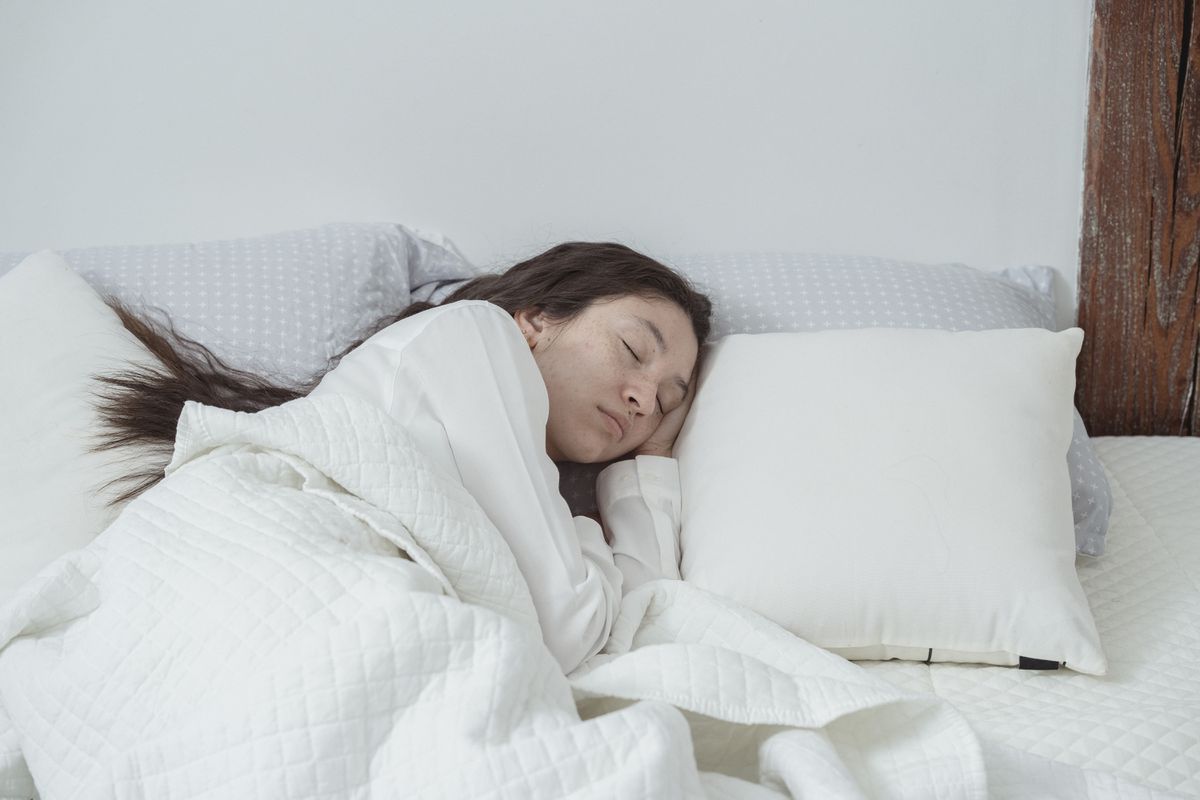Терміново викинути: ортопед назвав 5 ознак подушки, сон на якій руйнує здоров'я. Якою повинна бути подушка, для гарного сну.