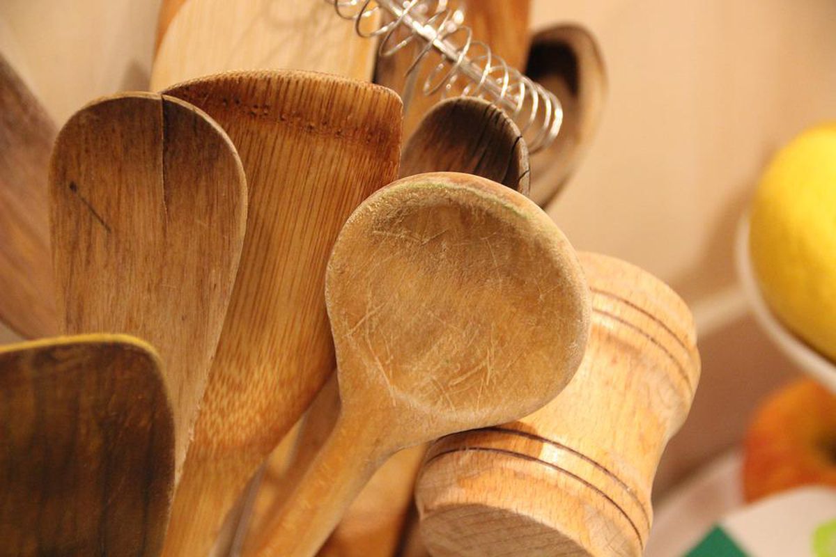 Як правильно доглядати за кухонним начинням з дерева. Як мити і дезінфікувати дерев'яні кухонні приналежності.