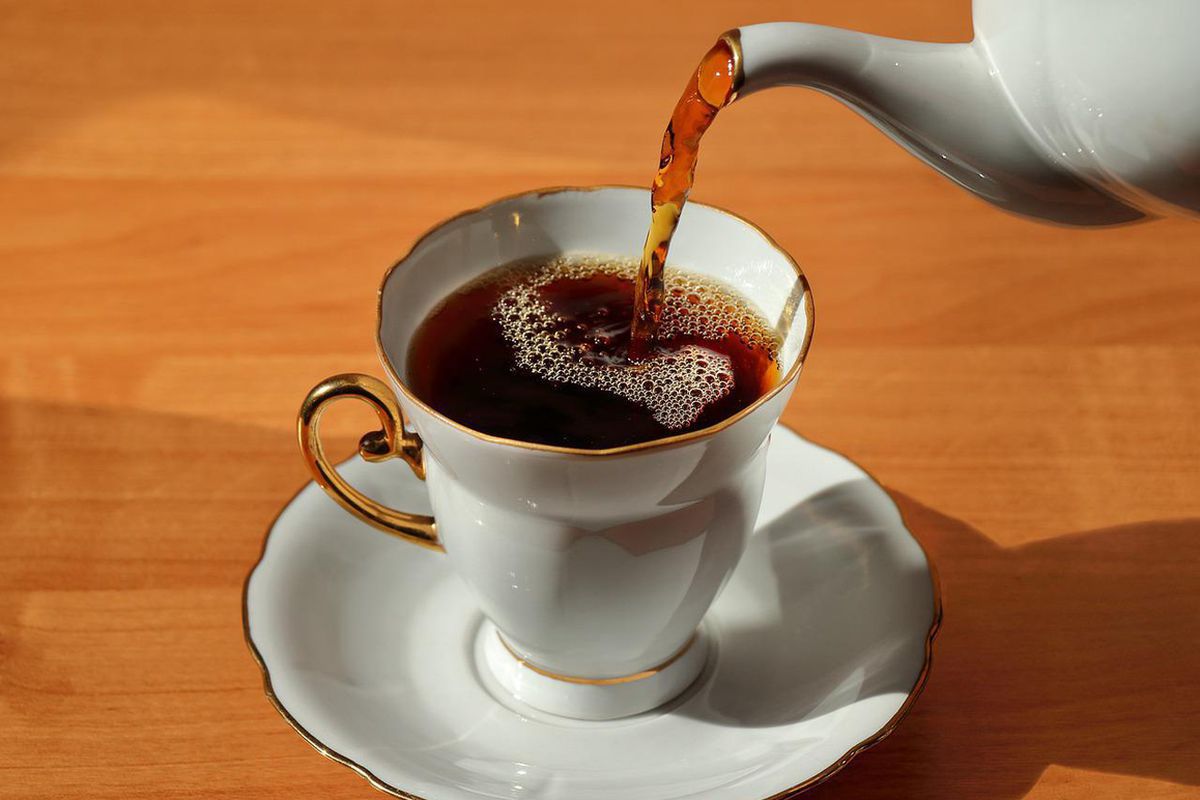 Вчені з'ясували, скільки чашок чорного чаю на день збільшують тривалість життя. Вживання чаю показало зворотний зв'язок зі смертністю від серцево-судинних та інших захворювань.