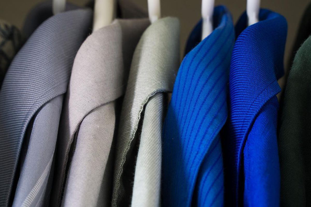 Як очистити засмальцьований комір куртки в домашніх умовах без прання і хімчистки. Процедура займе всього лише 10 хвилин.