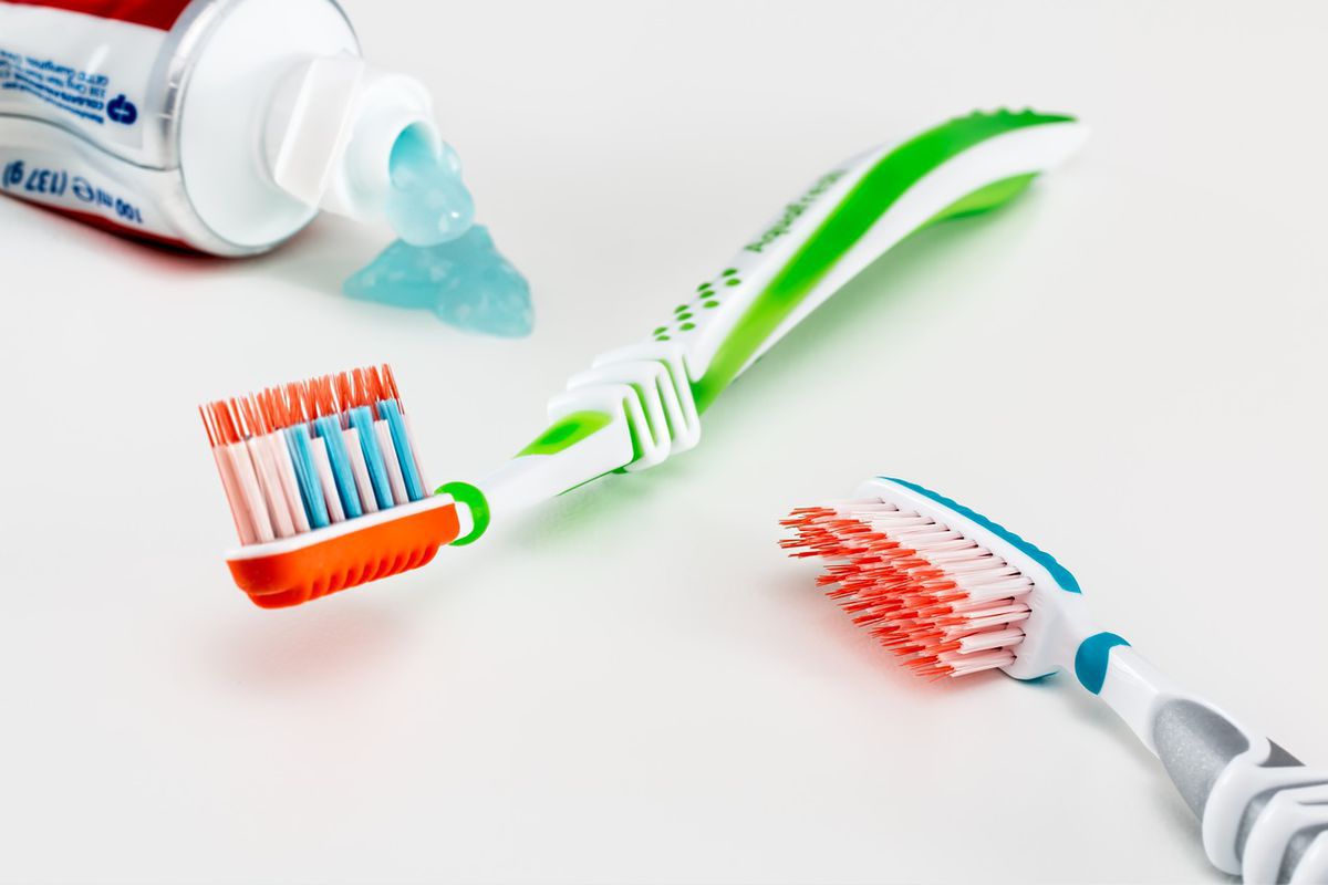 Чи можна чистити зуби без зубної пасти дорослій людині, які є альтернативні способи. Чим можна замінити зубну пасту.