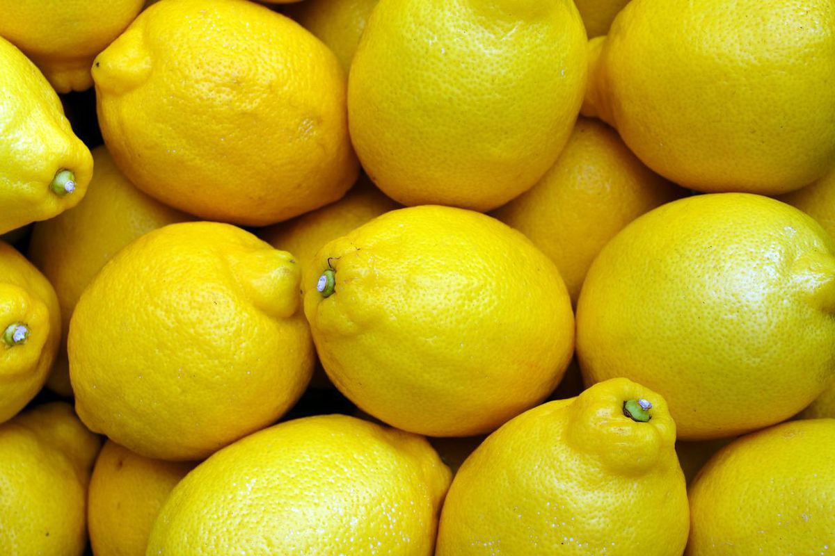 Навіщо досвідчені господині натирають лимони содою. Про це мало хто знає.