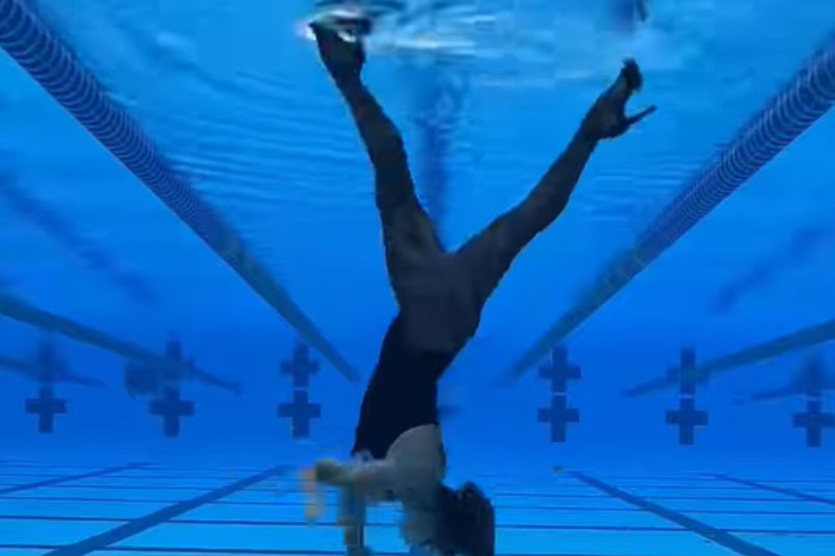 Відео з жінкою на підборах, що ходить у басейні вниз головою, підкорило Інтернет. Перевернутий подіум у воді.