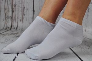 Як ефективно відіпрати білі шкарпетки за допомогою солі