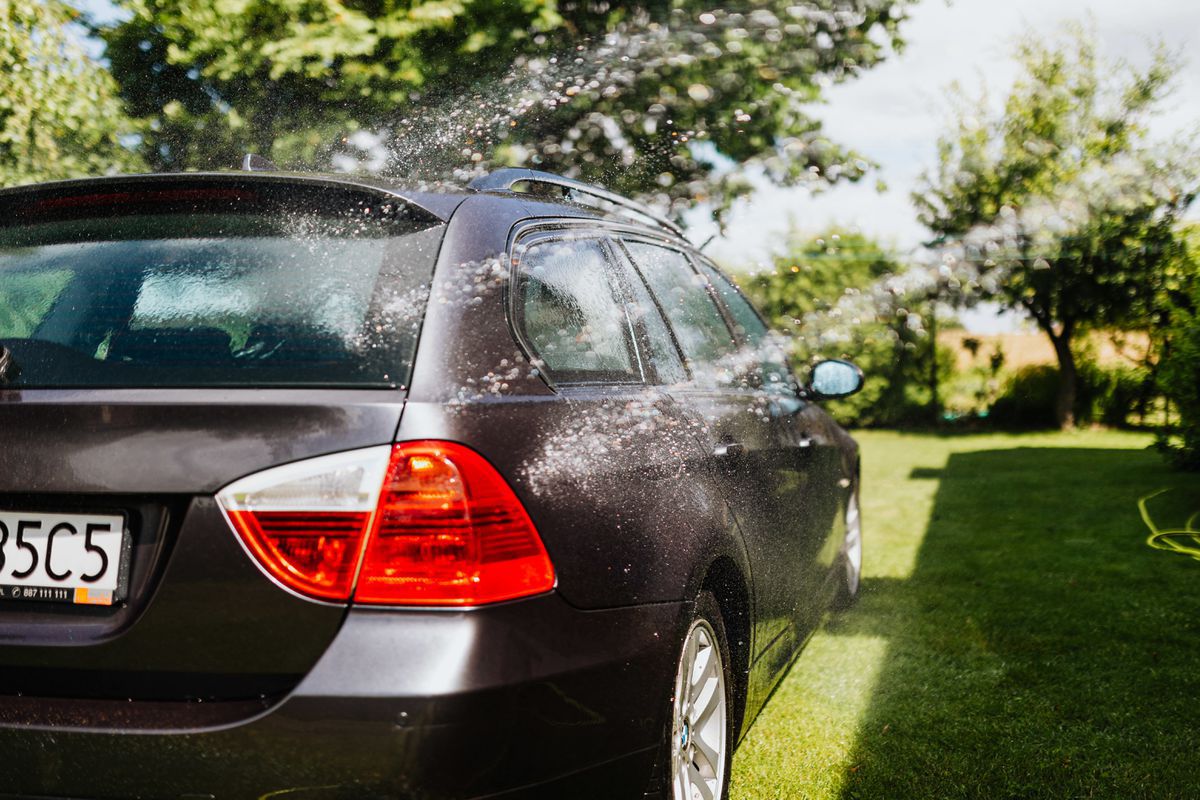 Що буде, якщо автовласник взагалі не митиме машину півроку або рік. Чи варто нехтувати мийкою автомобіля.