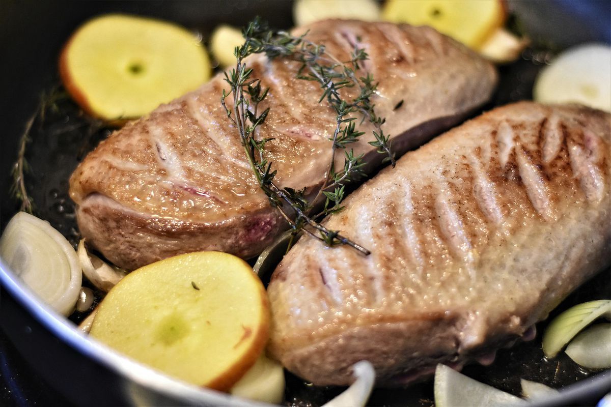 Як правильно розігріти холодне м'ясо без мікрохвильовки і сковороди: 3 перевірених способи. Подаруйте вчорашнім залишкам їжі нове життя!