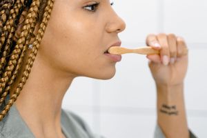 Дерматолог розповіла, чому небезпечно чистити зуби після вмивання обличчя