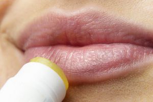 Чому в жінок сохнуть і тріскаються губи: справжня причина проблеми