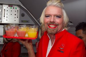 Авіакомпанія Virgin Atlantic дозволила бортпровідникам одягатися незалежно від статі — тепер чоловіки-стюарди можуть носити спідниці