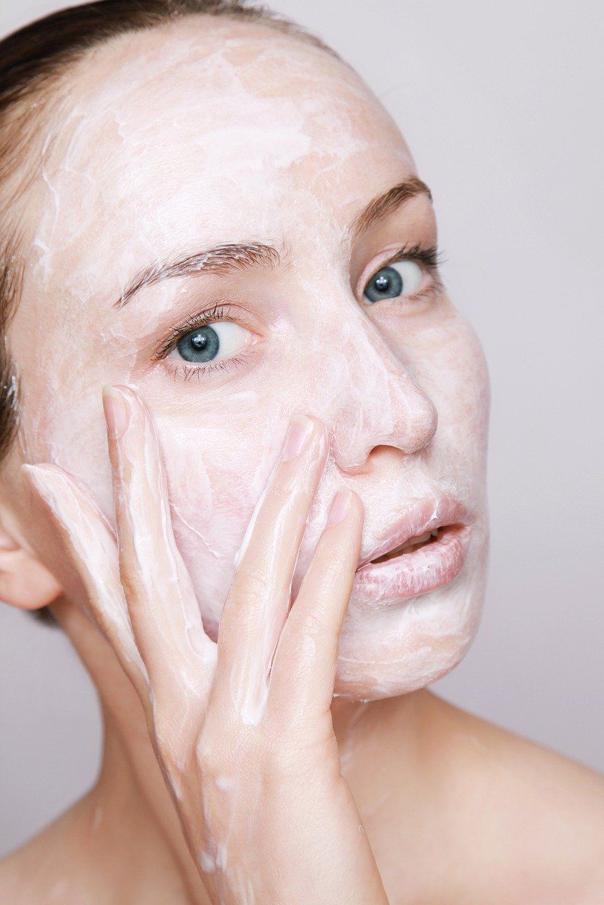 Догляд за шкірою обличчя в холодну пору року, про які повинна знати кожна. Як доглядати за ніжною шкірою.