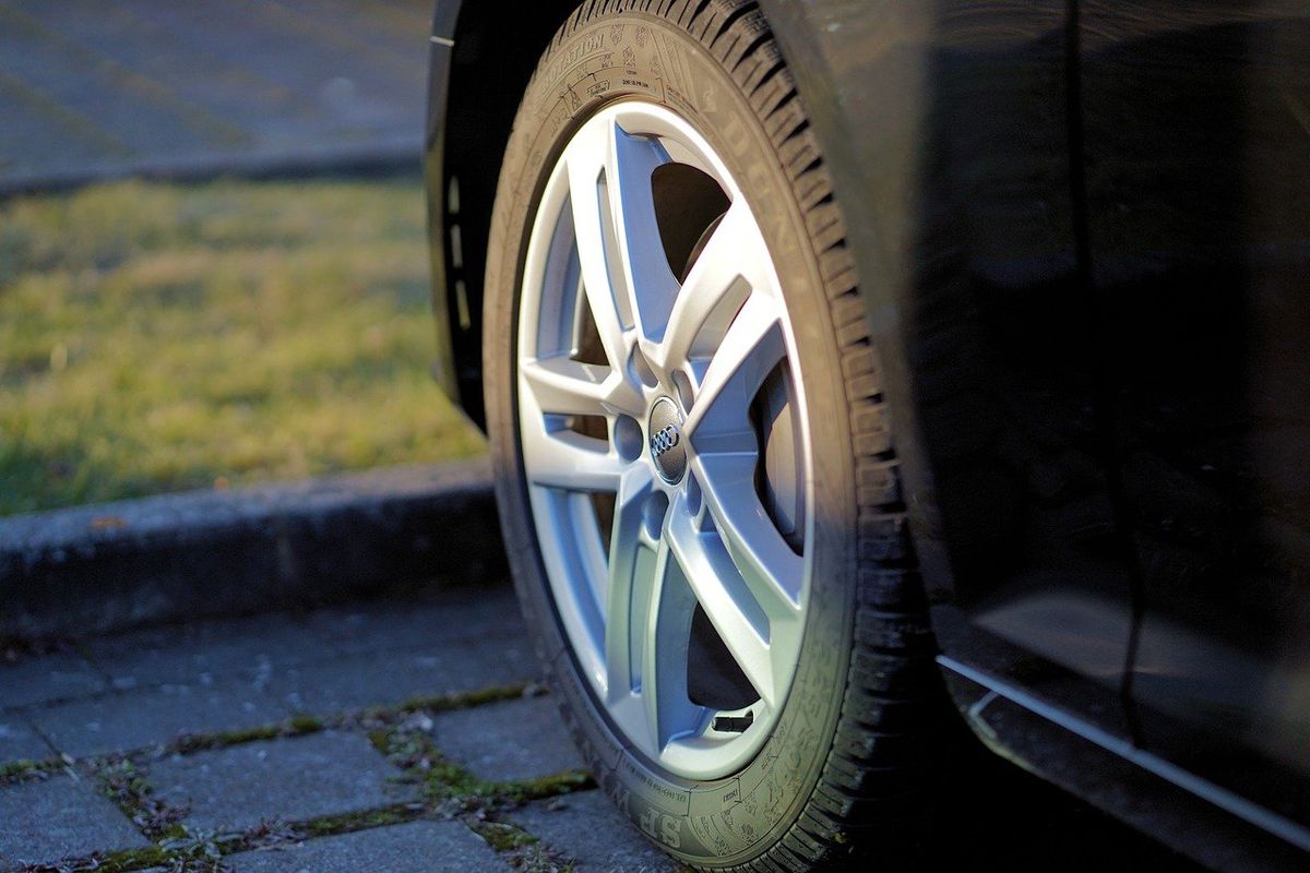 Який тиск насправді має бути в шинах автомобіля восени. Підкачувати або спускати?
