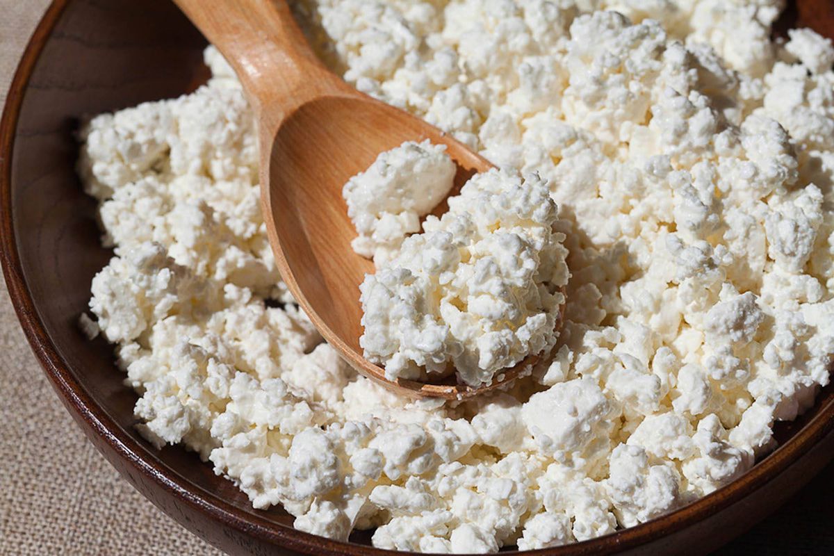 З чим і коли не можна їсти кисломолочний сир, щоб не зашкодити організму. Коли продукт може бути не корисним.