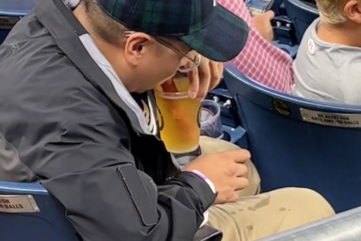 Фанат бейсболу на стадіоні "винайшов" новий спосіб пити пиво. Він потягував пиво через сосиску для хот-дога.