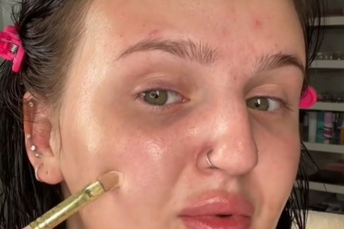 Блогерка поділилася трюком з макіяжем, який вона використовує для маскування прищів. Як приховати недосконалість шкіри за допомогою «липкого методу».