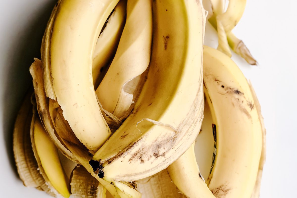 Навіщо дачники з осені починають сушити бананову шкірку. Відповідь вас здивує.