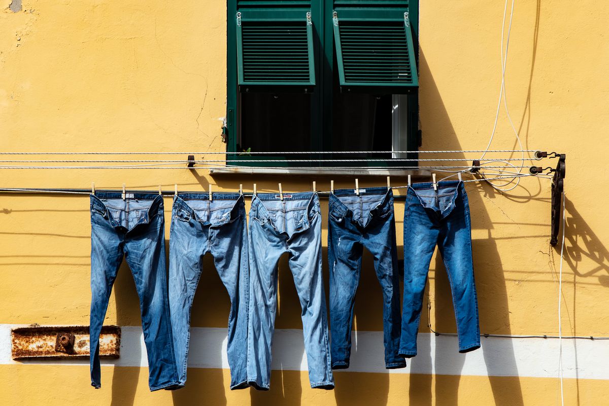 Фахівці розповіли про оптимальну частоту прання джинсів. Джинси виглядатимуть краще, якщо їх нечасто прати.