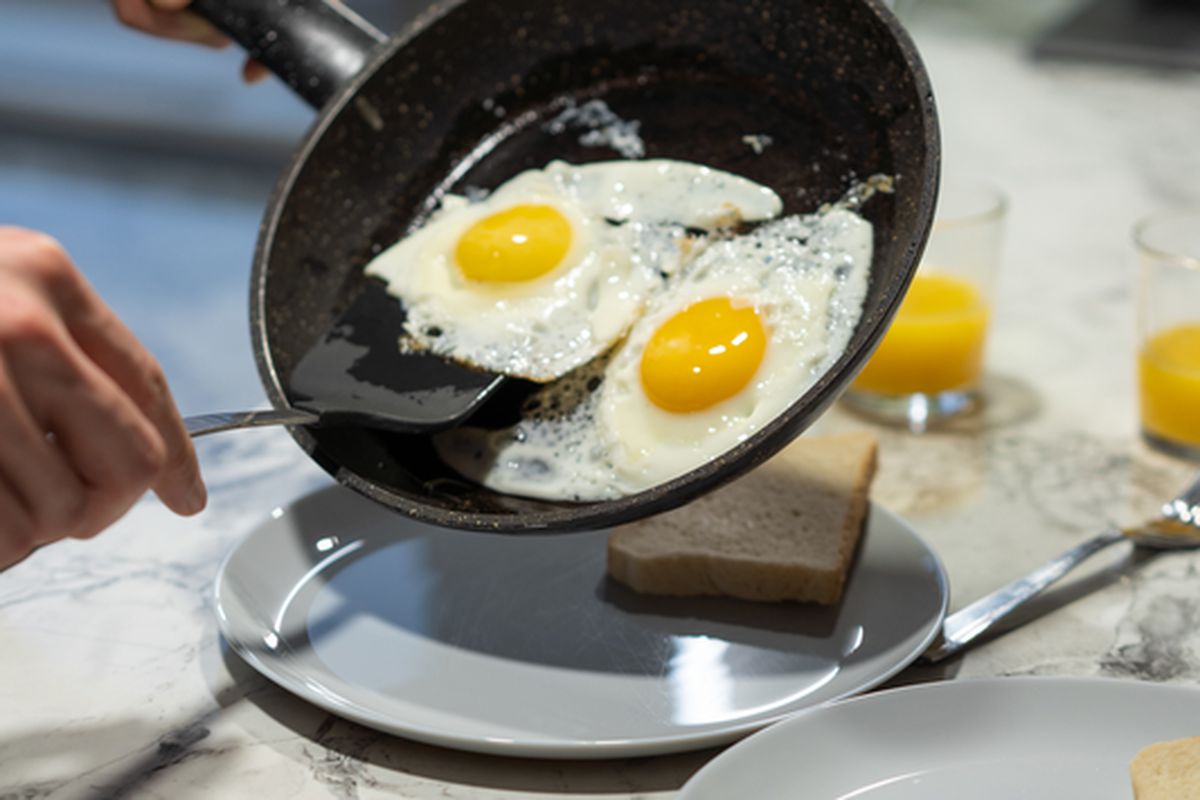 Які помилки ми допускаємо під час смаження яєць, чим псуємо смак страви. Правила з приготування яєчні.