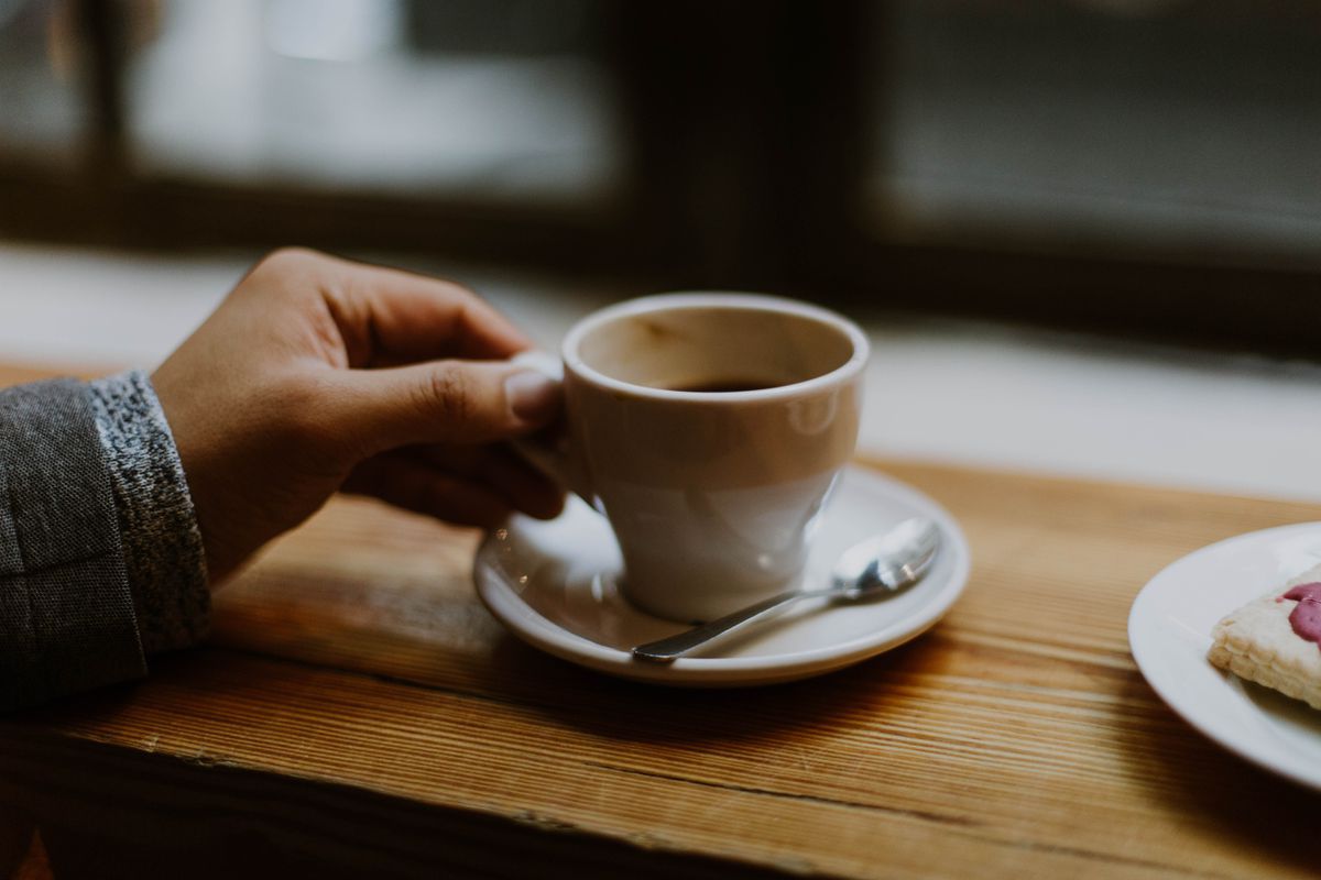 Кардіологи розповіли, як кава впливає на артеріальний тиск людей з гіпертонією. Чи потрібно людям із підвищеним артеріальним тиском відмовлятися від кави.
