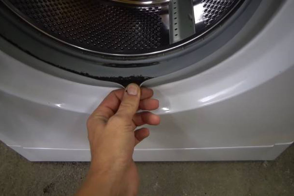Очистіть пральну машину повністю від чорної цвілі — і більше ніякого неприємного запаху. Прибрати цвіль так, щоб від неї не залишилося і сліду, може здатися важким завданням.