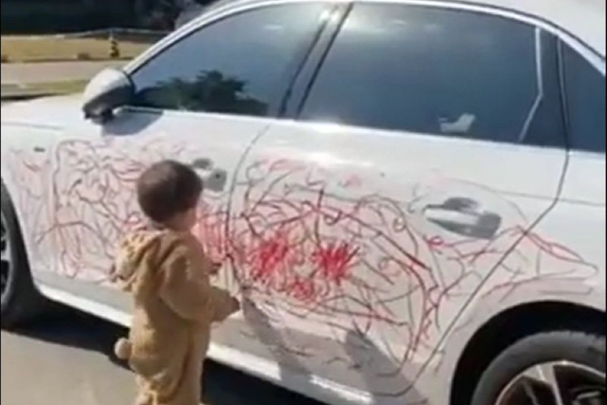 Неслухняний хлопчик використав кілька червоних помад, щоб розмалювати чужу білу машину. Після витівки малюк, сівши на іграшковий триколісний велосипед, швидко поїхав геть.