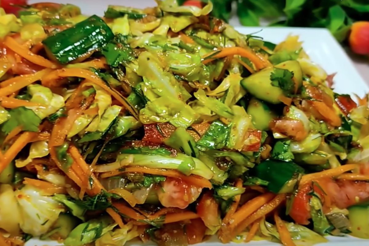 Смачний салат з капусти на східний манер — просто і швидко. Приготуйте овочевий салат на вечерю!